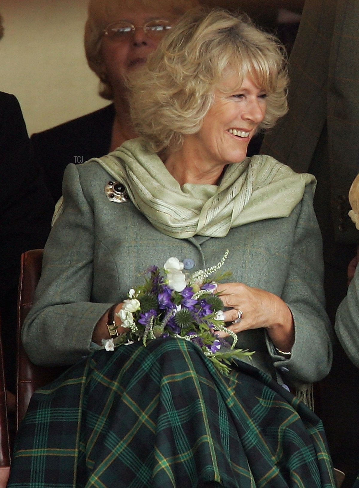 Principe Carlo, il Principe di Galles, e sua moglie Camilla, la Duchessa di Cornovaglia, godono di un drink di whisky da un Quaich ricevuto come regalo di nozze durante i Mey Games nel Queens Park a Mey il 6 agosto 2005 in Caithness, Scozia