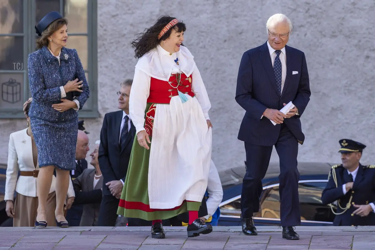 Re Carlo XVI Gustavo e Regina Silvia di Svezia (A) partecipano a una cerimonia religiosa presso la Cattedrale di Uppsala in connessione con l'inizio delle riunioni annuali della Chiesa di Svezia il 4 ottobre 2022 a Uppsala, Svezia