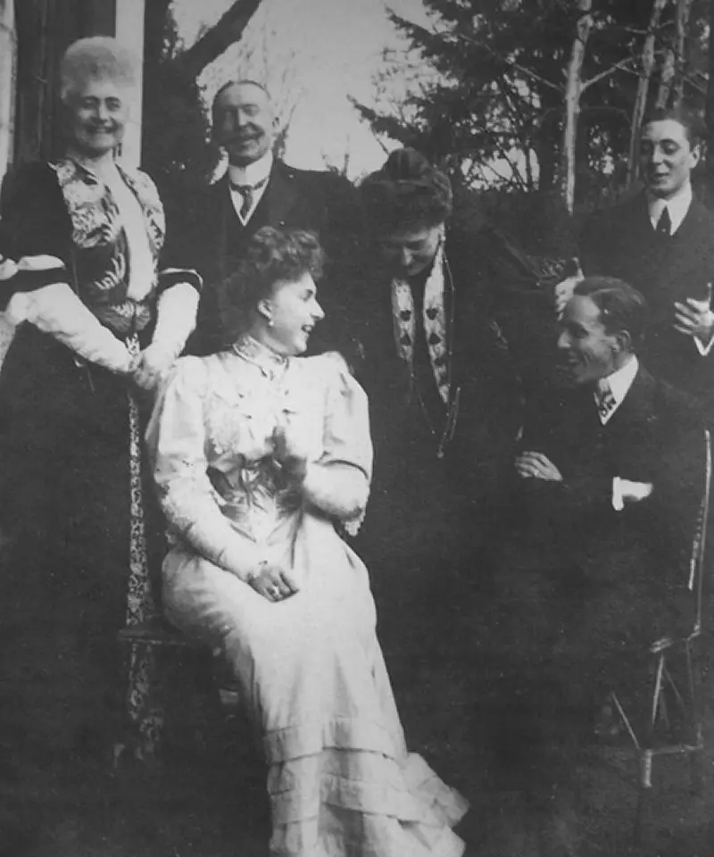 Ena e Alfonso a Biarritz con la principessa Beatrice, il principe Alessandro di Battenberg, la principessa Frederica di Hannover e il barone Alphons von Pawel-Rammingen, 1906 (Wikimedia Commons)