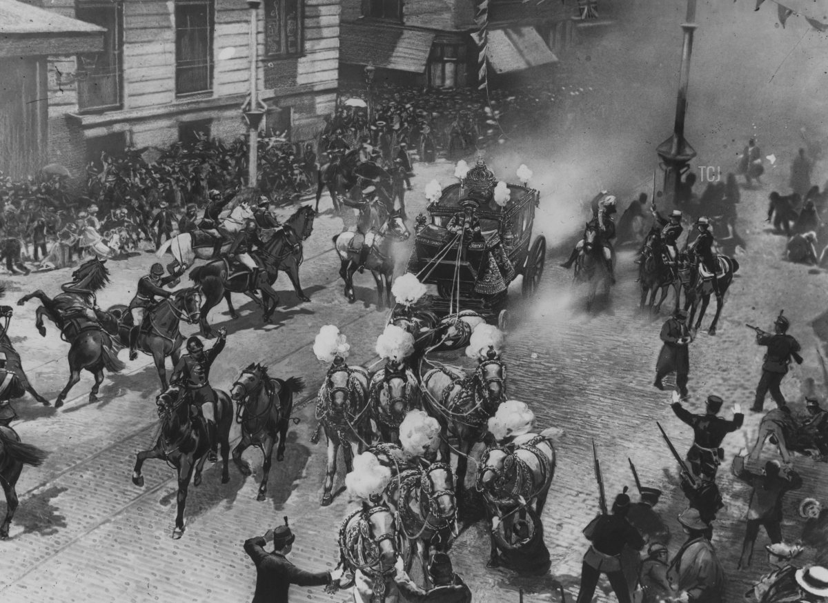 Il tentativo di omicidio con esplosione bombarda a Madrid il giorno del matrimonio del re Alfonso XIII e della principessa Vittoria Eugenie di Battenberg, 31 maggio 1906 (Hulton Archive/Getty Images)