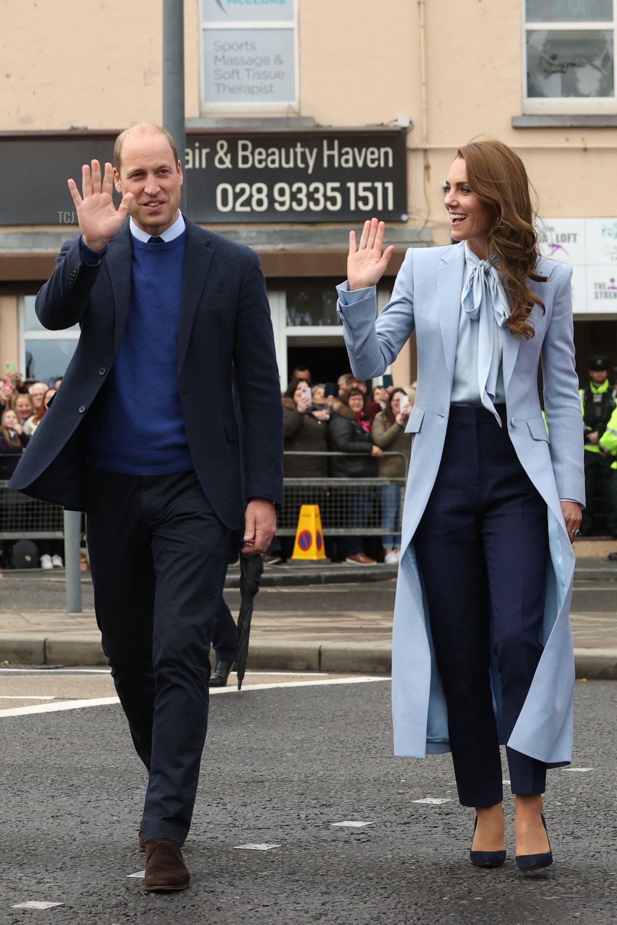 Il Principe William, Principe di Galles (A sinistra) e Catherine, Principessa di Galles (A destra) salutano i membri del pubblico durante un incontro a Carrickfergus, nell'ambito di una visita in Irlanda del Nord, il 6 ottobre 2022