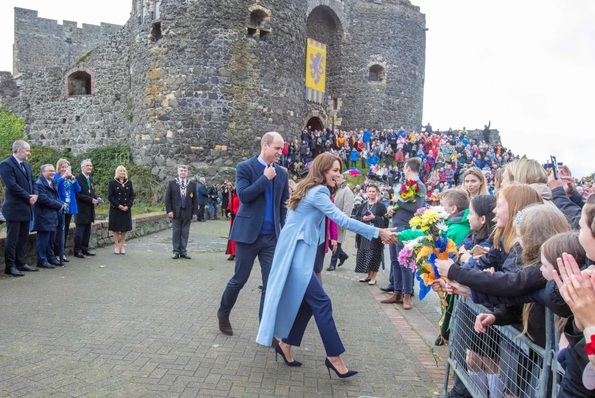 Catherine, Principessa di Galles e William, Principe di Galles incontrano i membri del pubblico durante un incontro a Carrickfergus, nell'ambito di una visita in Irlanda del Nord, il 6 ottobre 2022