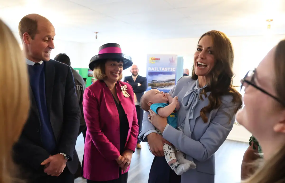 Il Principe William, Principe di Galles e Catherine, Principessa di Galles con il Vice Lord Luogotenente della Contea di Antrim, Miranda Gordon, durante una visita a Carrick Connect, un ente di beneficenza giovanile basato a Carrickfergus che offre servizi di supporto ai giovani locali che affrontano difficoltà sociali o emotive, nell'ambito di una visita in Irlanda del Nord, il 6 ottobre 2022 a Belfast, Irlanda del Nord