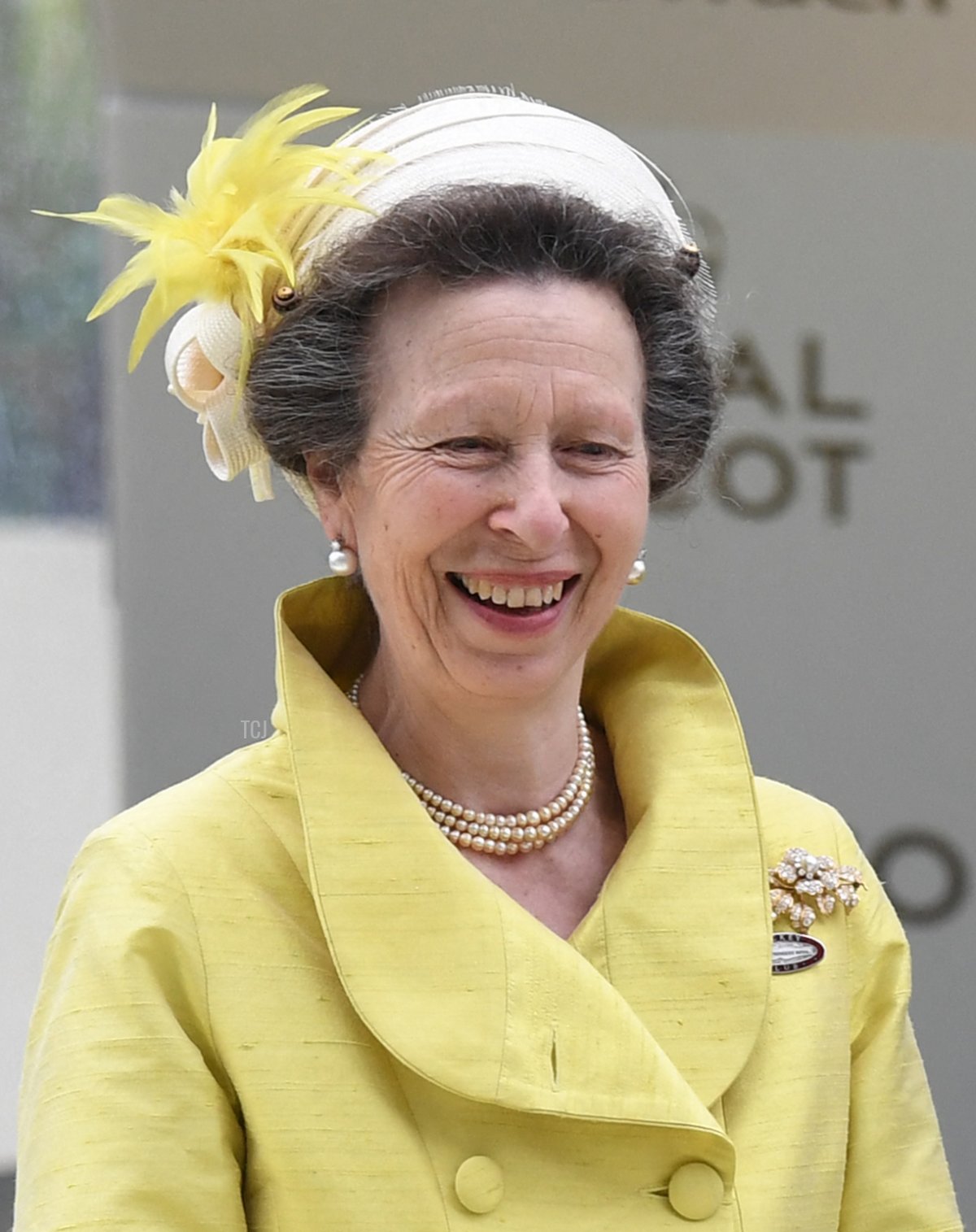 La Principessa Anna sorride mentre il fantino Joe Fanning (non inquadrato) posa con il trofeo dopo aver guidato Subjectivist alla vittoria nella Gold Cup durante il Ladies Day all'Royal Ascot, a Ascot, ovest di Londra, il 17 giugno 2021