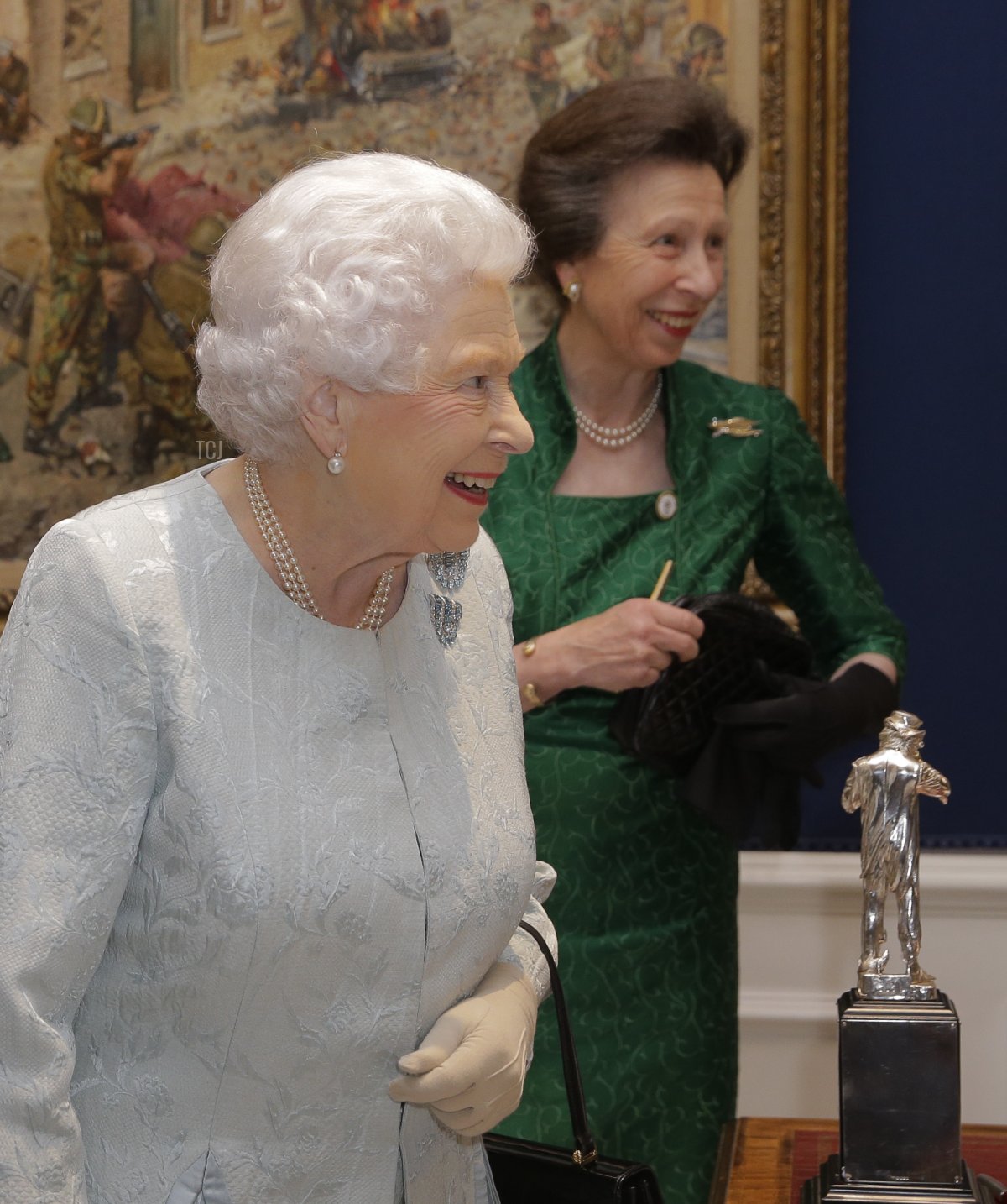 La Regina Elisabetta II sorride con la Principessa Anna dietro, durante un ricevimento per celebrare il progetto centenario del Women's Royal Naval Service al The Army and Navy Club il 12 ottobre 2017 a Londra, Inghilterra