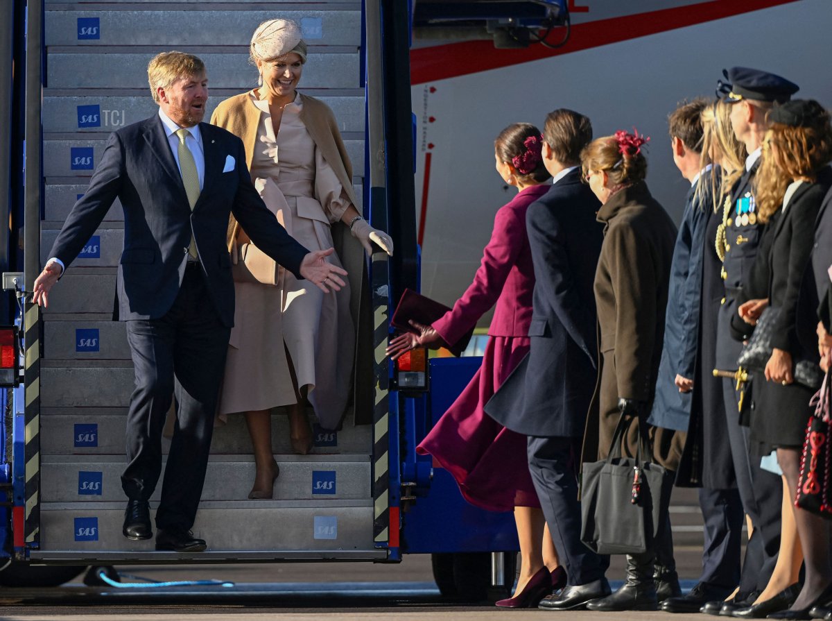 Il re Willem-Alexander dei Paesi Bassi (a sinistra) e la regina Máxima dei Paesi Bassi (seconda a sinistra) vengono accolti dalla principessa ereditaria Victoria di Svezia (terza a sinistra) e dal principe Daniel di Svezia (quarto a sinistra) all'arrivo all'aeroporto di Arlanda di Stoccolma, l'11 ottobre 2022