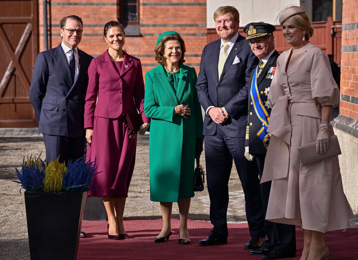 Il principe Daniel, la principessa ereditaria Victoria, la regina Silvia e il re Carl Gustaf di Svezia (secondo a destra) insieme al re Willem-Alexander dei Paesi Bassi (terzo a destra) e alla regina Máxima dei Paesi Bassi (a destra) posano per una foto di gruppo presso le scuderie reali prima della processione in carrozza verso il Palazzo Reale, a Stoccolma, l'11 ottobre 2022