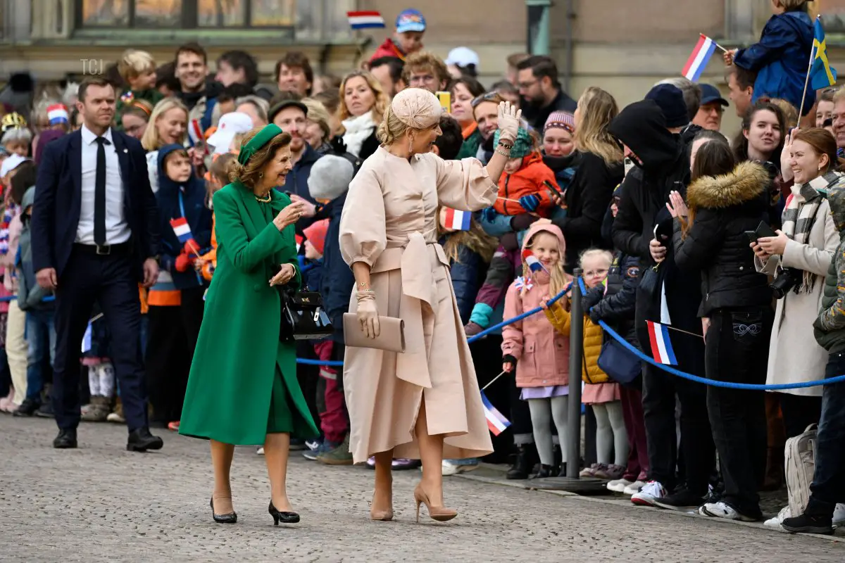 La regina Silvia di Svezia (a sinistra) e la regina Máxima dei Paesi Bassi salutano gli acclamatori durante una cerimonia di benvenuto al Palazzo Reale di Stoccolma, l'11 ottobre 2022