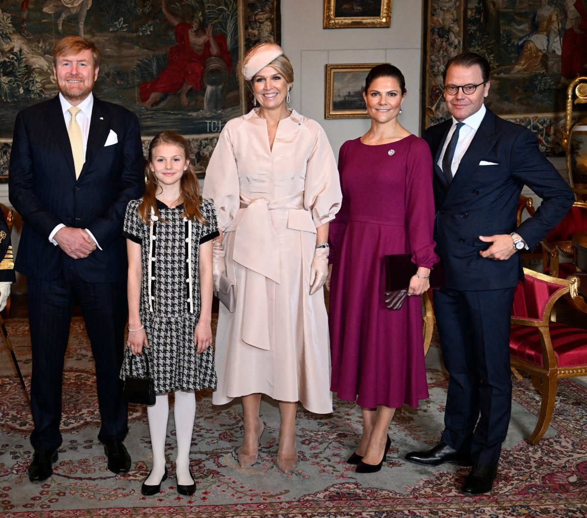 Il re Willem-Alexander dei Paesi Bassi, la principessa Estelle di Svezia, la regina Máxima dei Paesi Bassi, la principessa ereditaria Victoria di Svezia e il principe Daniel posano per una foto di gruppo presso il Palazzo Reale di Stoccolma, l'11 ottobre 2022