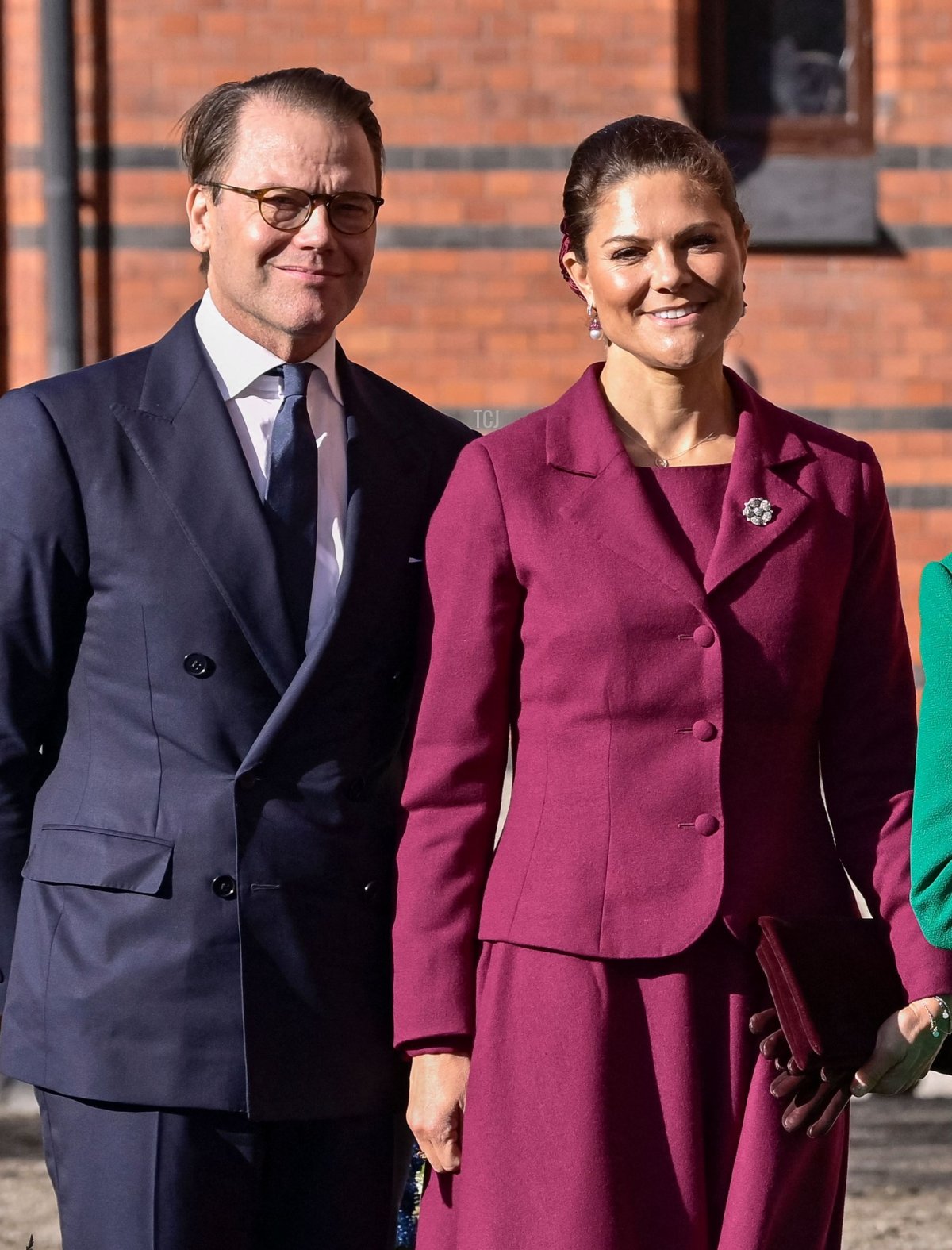 Il principe Daniel, la principessa ereditaria Victoria, la regina Silvia e il re Carl Gustaf di Svezia (secondo a destra) insieme al re Willem-Alexander dei Paesi Bassi (terzo a destra) e alla regina Máxima dei Paesi Bassi (a destra) posano per una foto di gruppo presso le scuderie reali prima della processione in carrozza verso il Palazzo Reale, a Stoccolma, l'11 ottobre 2022