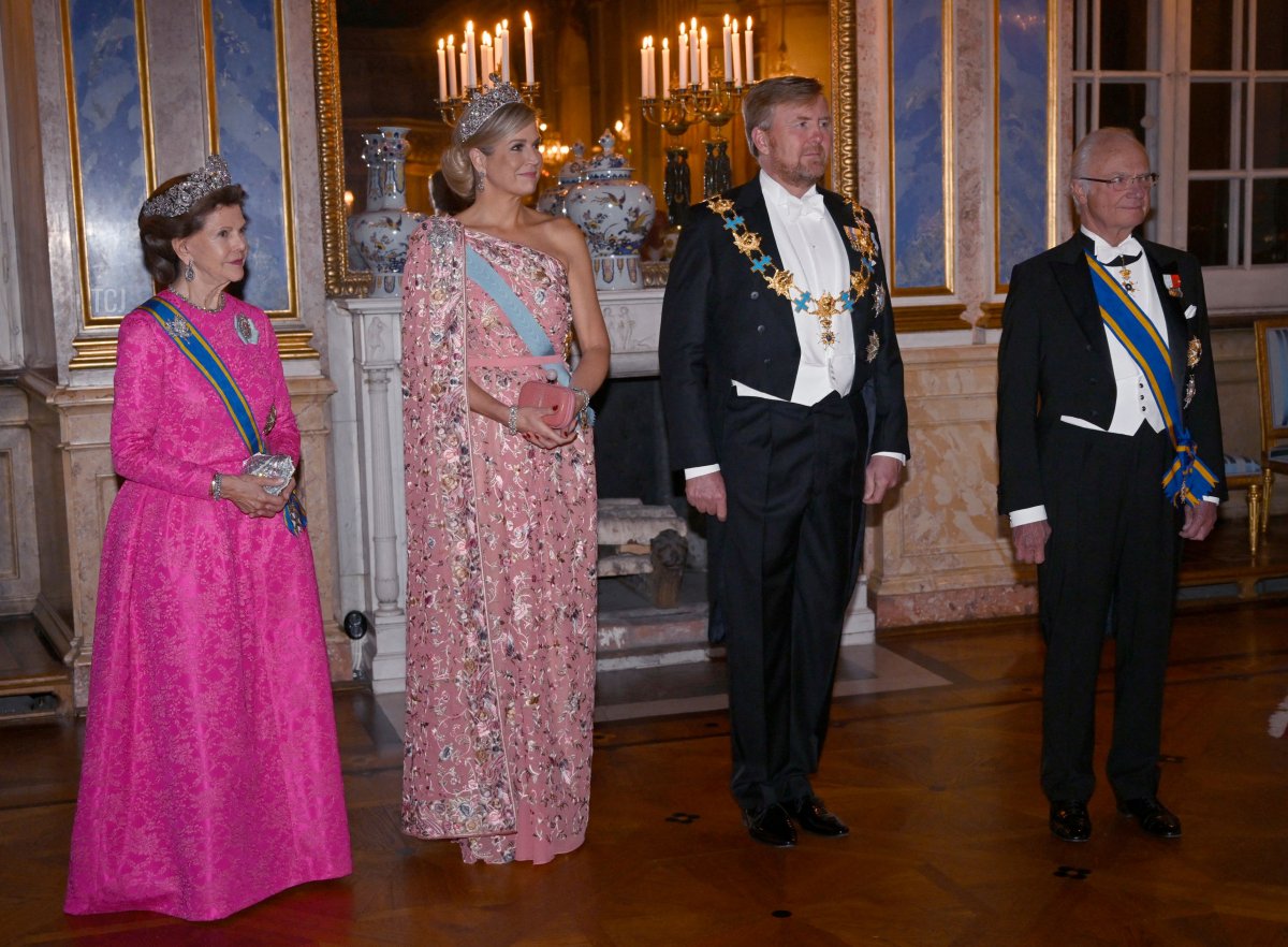 La Regina Silvia di Svezia, la Regina Maxima dei Paesi Bassi, il Re Willem-Alexander dei Paesi Bassi e il Re Carl Gustaf di Svezia posano per una foto prima di una cena di gala al Palazzo Reale di Stoccolma, Svezia, il 11 ottobre 2022