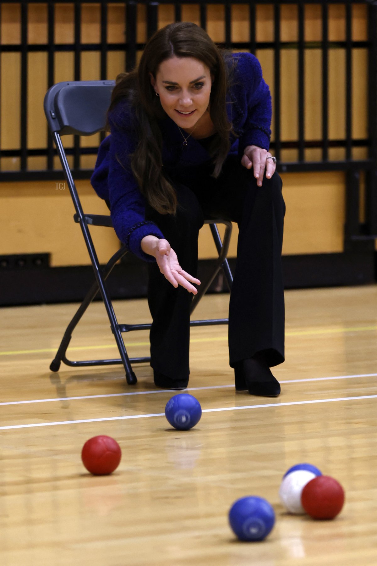 Catherine, Princess of Wales, gioca a boccia indoor durante la visita al Copper Box Arena per il decimo anniversario di Coach Core a Londra il 13 ottobre 2022