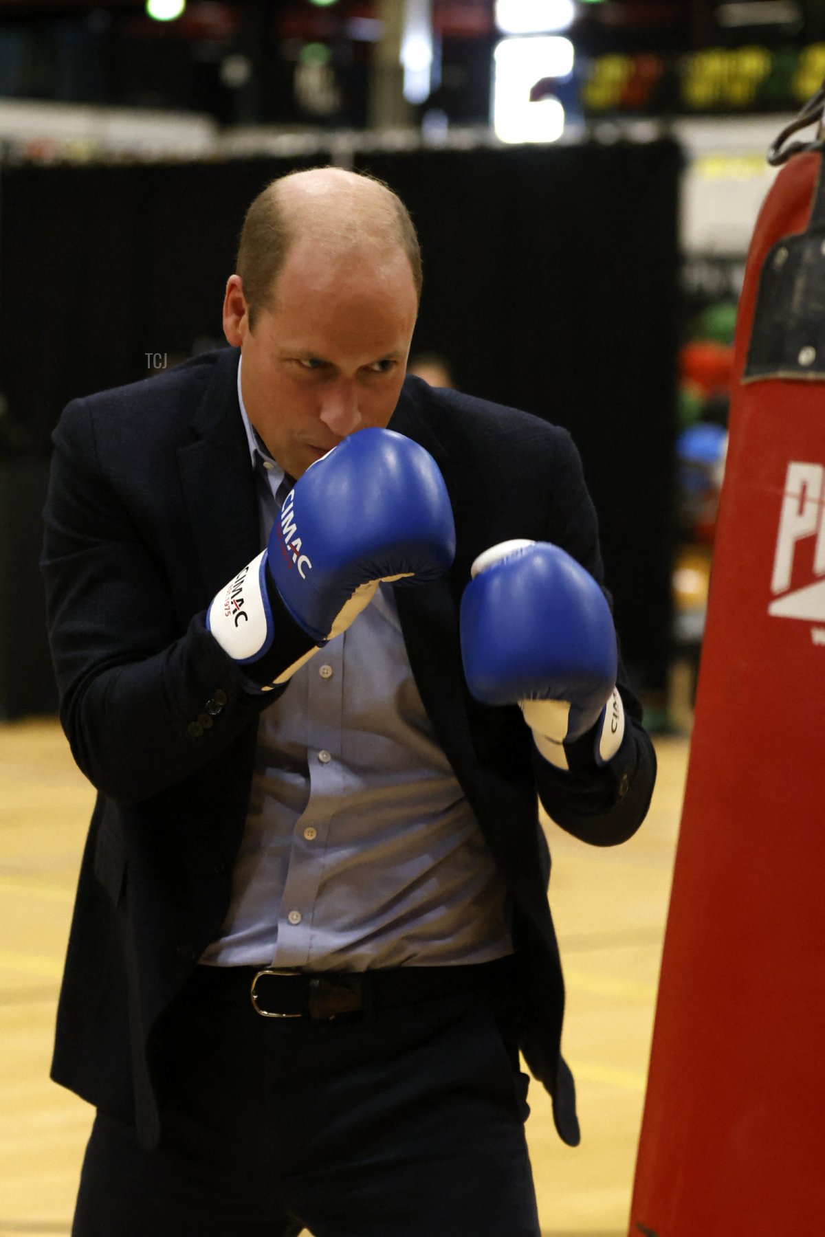 William, Prince of Wales, si allena con i guanti da boxe durante la visita al Copper Box Arena per il decimo anniversario di Coach Core a Londra il 13 ottobre 2022