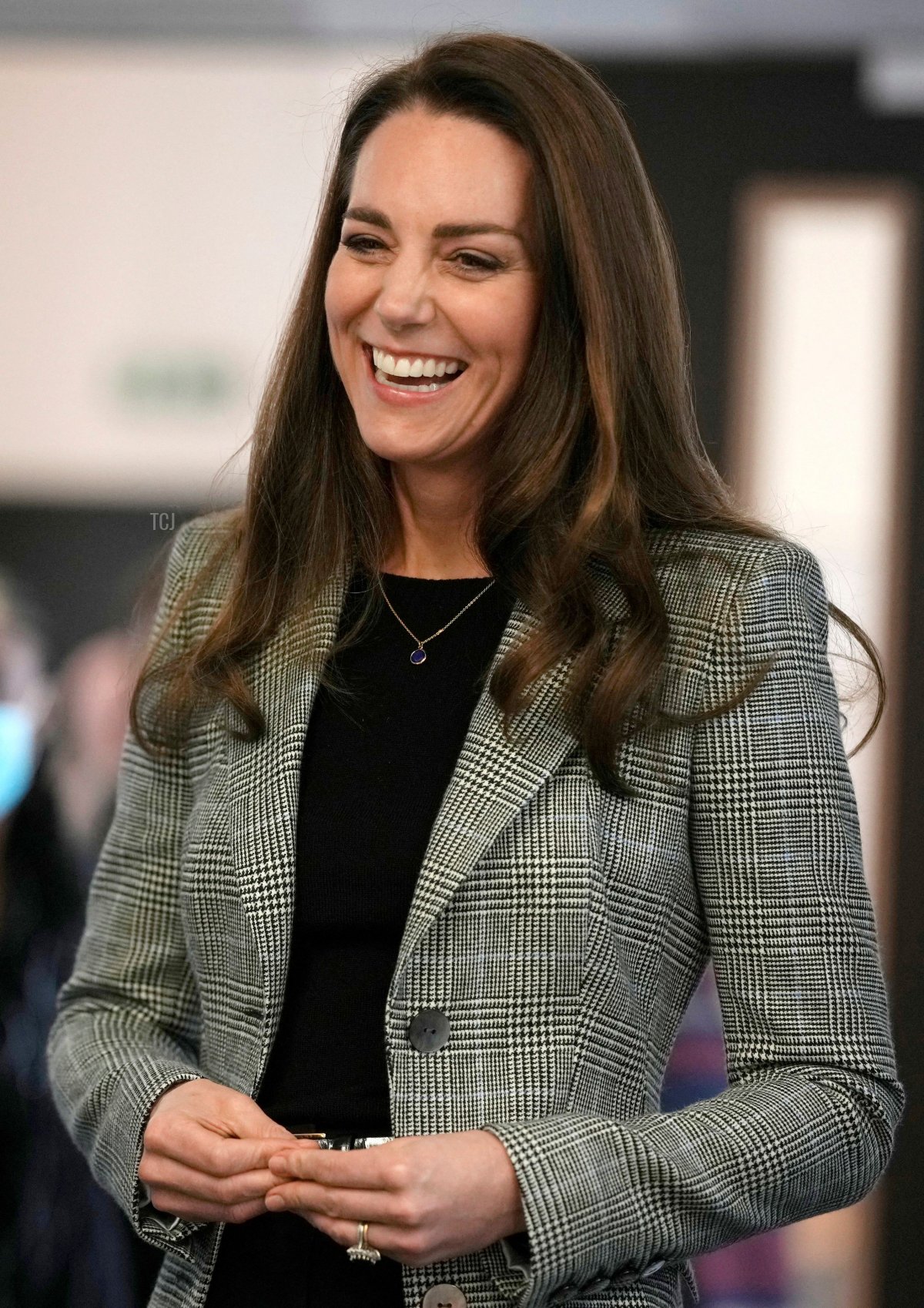 Catherine, Duchess of Cambridge, viene accolta dall'organizzatrice Mena Amnour durante una visita ufficiale al PACT (Parents and Children Together) nel sud di Londra, 8 febbraio 2022