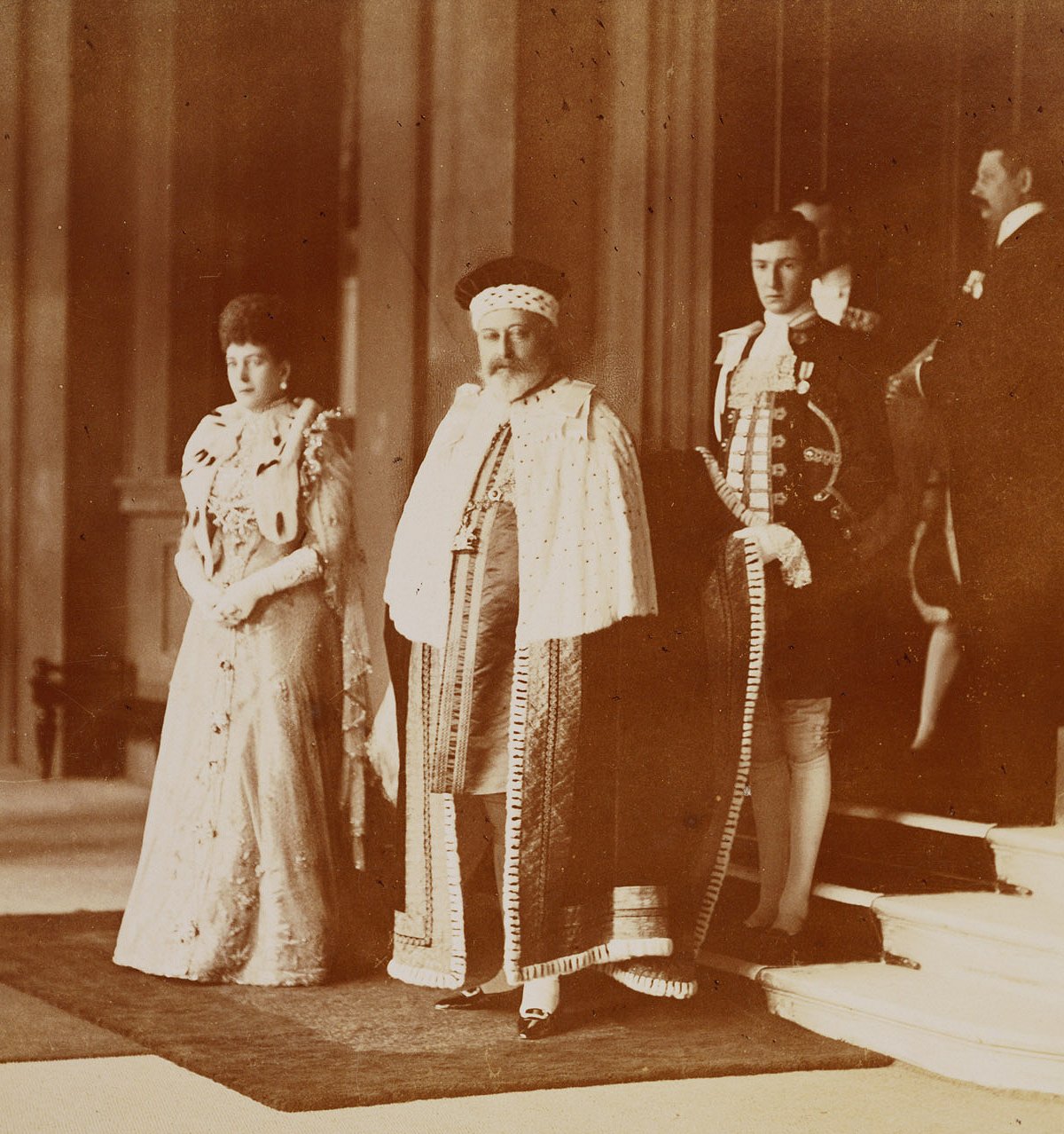 Fotografia del re Edoardo VII e della regina Alessandra al di fuori di Buckingham Palace