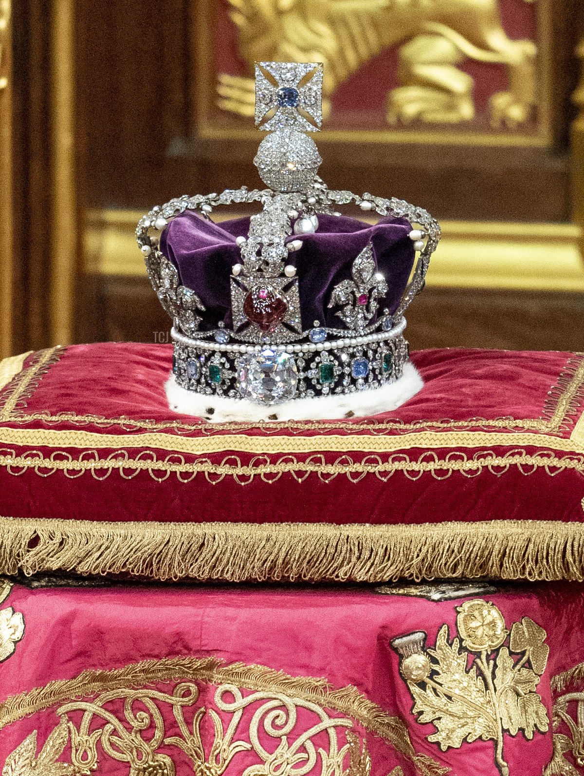 La Corona Imperiale immortalata mentre il Principe Carlo, Principe di Galles legge il discorso della regina nella Camera dei Lords, durante l'Apertura Statale del Parlamento nella Camera dei Lords al Palazzo di Westminster il 10 Maggio 2022 a Londra, Inghilterra