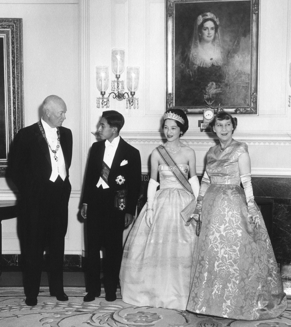 Il Principe ereditario Akihito e la Principessa Michiko del Giappone con gli Eisenhower. Posano per fotografie prima di una cena di Stato alla Casa Bianca. 27 sett. 1960