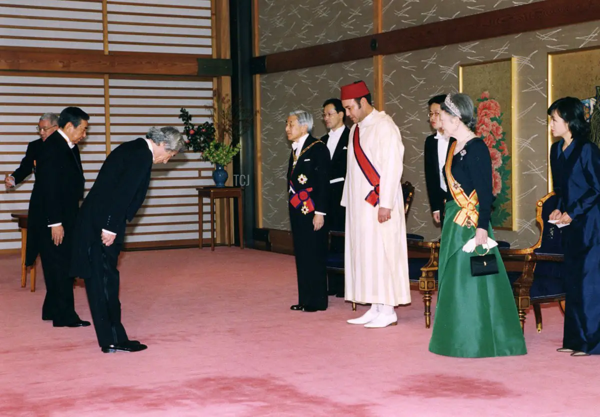 Il re del Marocco Mohammed VI (quattro a destra), l'imperatore giapponese Akihito (sei a destra) e l'imperatrice Michiko (due a destra) ricevono rispetto dal Primo Ministro giapponese Junichiro Koizumi (tre a sinistra) prima di un banchetto reale presso il Palazzo Imperiale a Tokyo, 28 novembre 2005