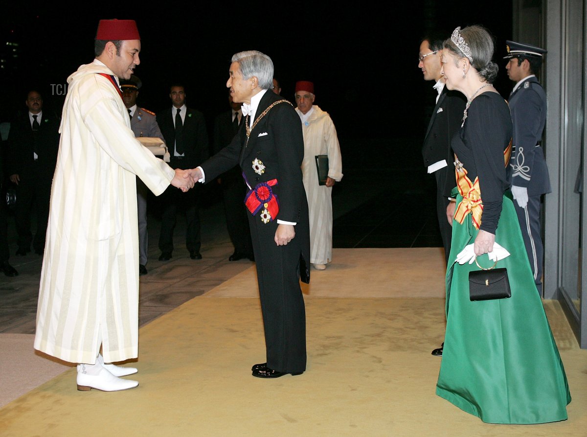 Il re del Marocco Mohammed VI (sinistra) cammina con l'imperatore giapponese Akihito (destra) e l'imperatrice Michiko al suo arrivo per un banchetto al Palazzo Imperiale il 28 novembre 2005 a Tokyo, Giappone