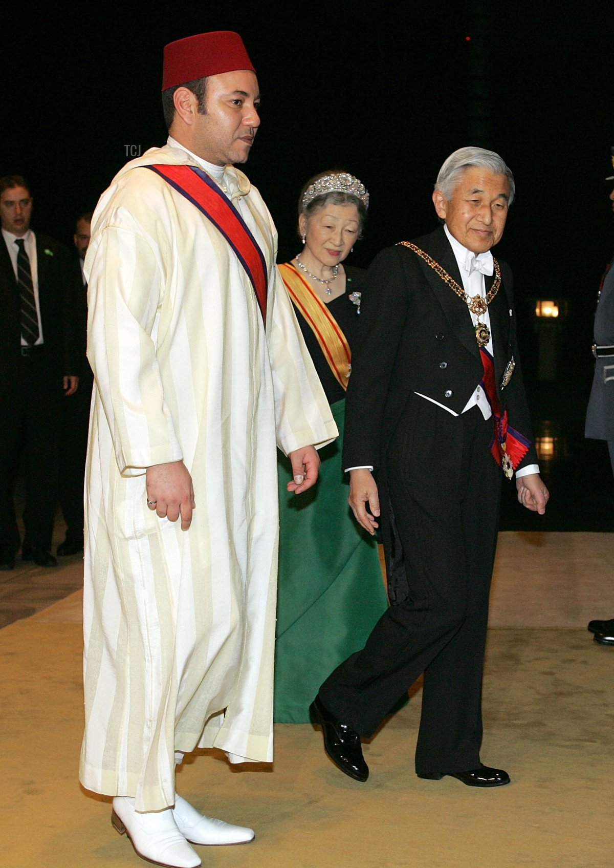 Il re del Marocco Mohammed VI (sinistra) cammina con l'imperatore giapponese Akihito (destra) e l'imperatrice Michiko al suo arrivo per un banchetto al Palazzo Imperiale il 28 novembre 2005 a Tokyo, Giappone