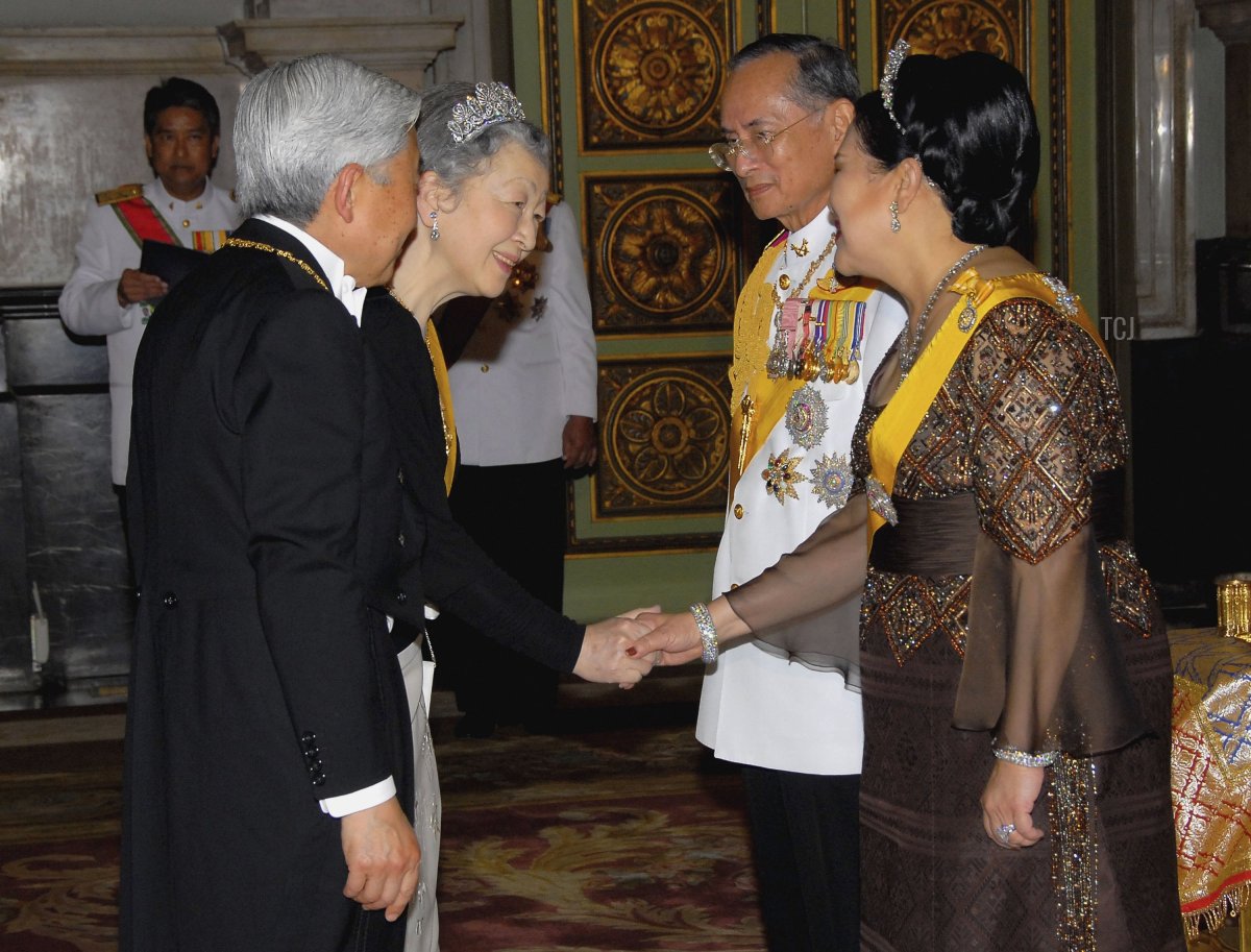 Il Re Bhumibol Adulyadej di Thailandia (L) e la Regina Sirikit (R) accolgono l'Imperatore Akihito del Giappone (R) e l'Imperatrice Michiko del Giappone (L) al loro arrivo per il banchetto reale al Palazzo d'Oro il 13 giugno 2006 a Bangkok, Thailandia