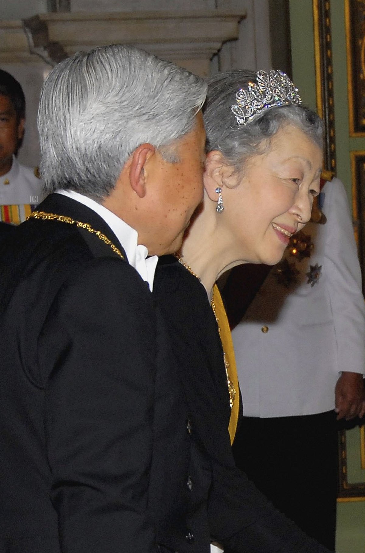 Il Re Bhumibol Adulyadej di Thailandia (L) e la Regina Sirikit (R) accolgono l'Imperatore Akihito del Giappone (R) e l'Imperatrice Michiko del Giappone (L) al loro arrivo per il banchetto reale al Palazzo d'Oro il 13 giugno 2006 a Bangkok, Thailandia