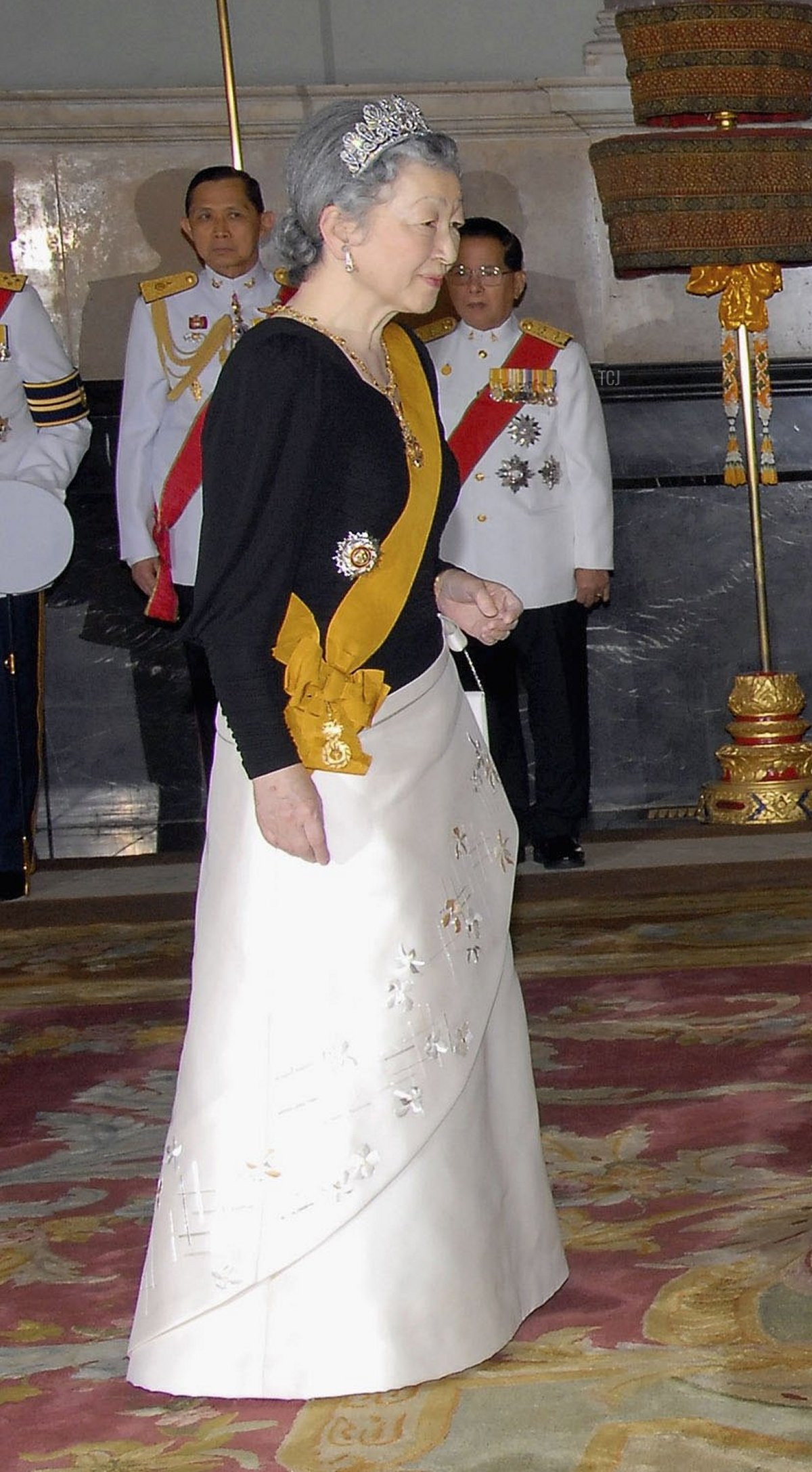 Il Re Bhumibol Adulyadej di Thailandia (L) e la Regina Sirikit (R) accolgono l'Imperatore Akihito del Giappone (R) e l'Imperatrice Michiko del Giappone (L) al loro arrivo per il banchetto reale al Palazzo d'Oro il 13 giugno 2006 a Bangkok, Thailandia