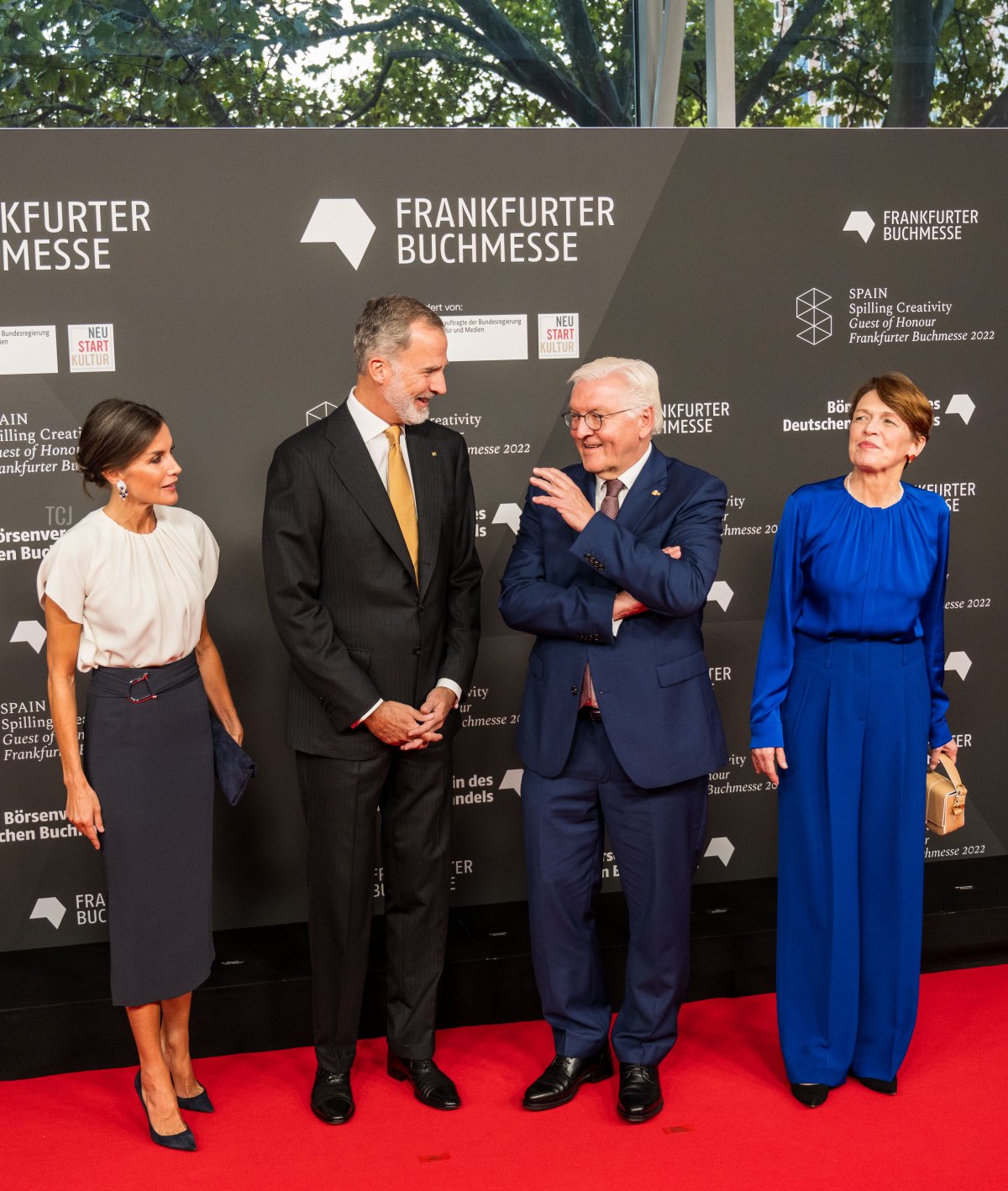 La Regina Letizia di Spagna, il Re Felipe VI di Spagna, il Presidente della Repubblica Federale di Germania Frank-Walter Steinmeier e sua moglie Elke Büdenbender partecipano alla cerimonia di apertura della Fiera del Libro di Francoforte 2022 il 18 ottobre 2022 a Francoforte sul Meno, Germania