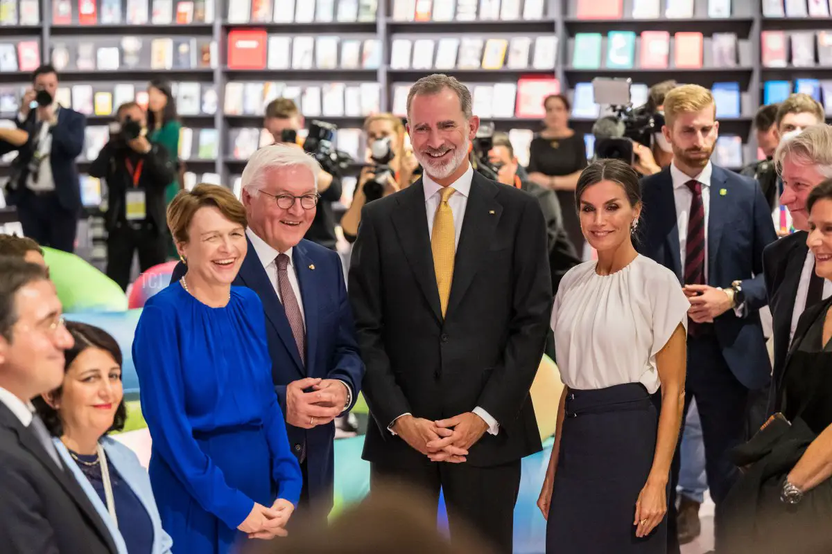 Il Re Felipe VI di Spagna e la Regina Letizia di Spagna, il Presidente della Repubblica Federale di Germania Frank-Walter Steinmeier e sua moglie Elke Büdenbender visitano il padiglione spagnolo dopo la cerimonia di apertura della Fiera del Libro di Francoforte 2022 il 18 ottobre 2022 a Francoforte sul Meno, Germania