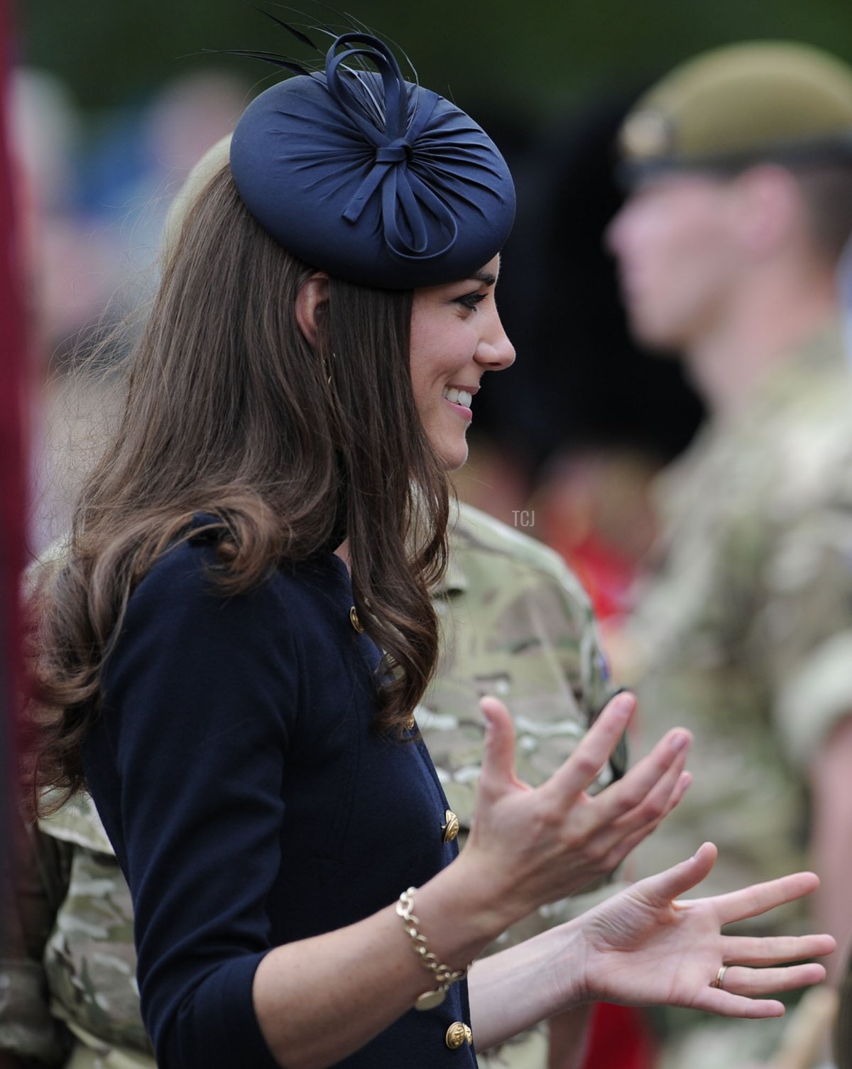 Catherine, Duchessa di Cambridge parla con i soldati ai Victoria Barracks durante una parata di medaglie per il 1° Battaglione del Reggimento Irish Guards il 25 giugno 2011 a Windsor, Regno Unito