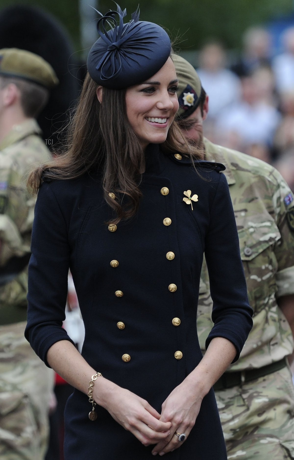 Catherine, Duchessa di Cambridge parla con soldati ai Victoria Barracks durante una parata di medaglie per il 1° Battaglione del Reggimento Irish Guards il 25 giugno 2011 a Windsor, Regno Unito