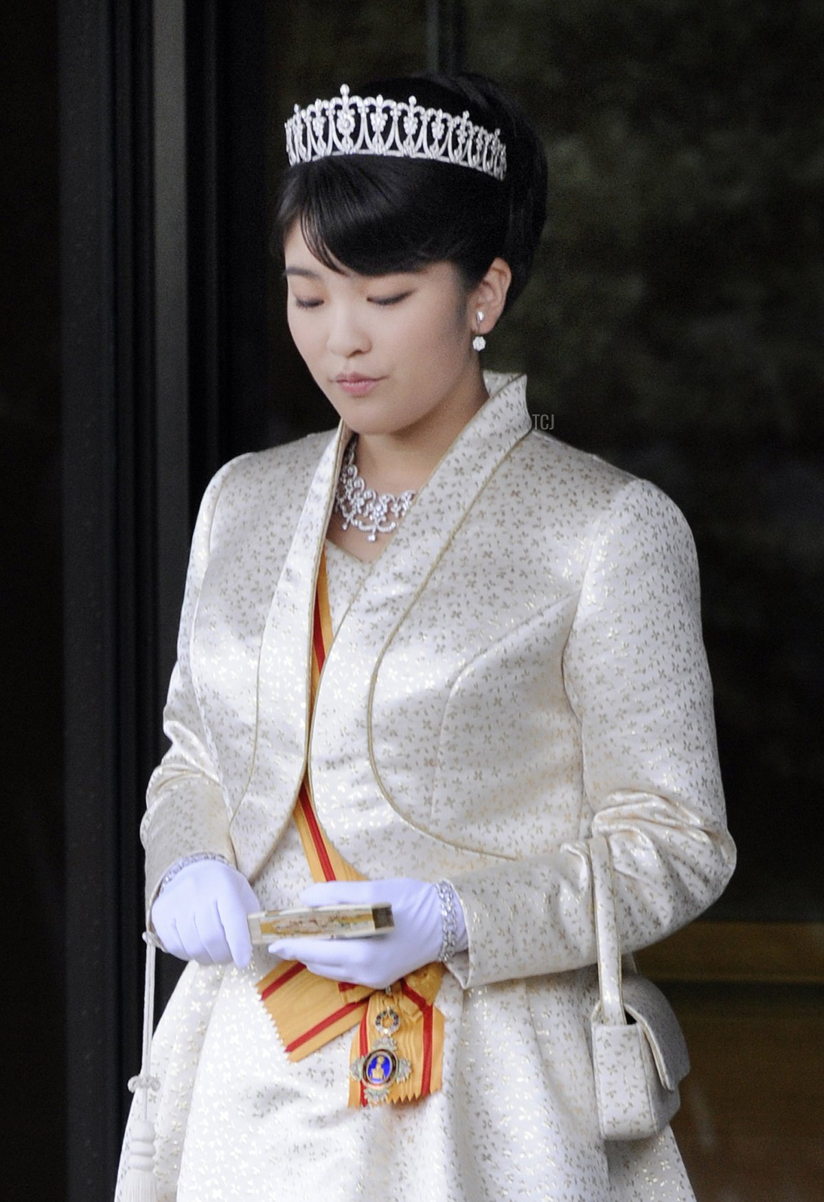 La Principessa Mako del Giappone, la prima figlia del Principe Akishino e della Principessa Kiko, in abito completo esce dal Palazzo Imperiale di Tokyo dopo aver incontrato l'imperatore e l'imperatrice il 23 ottobre 2011