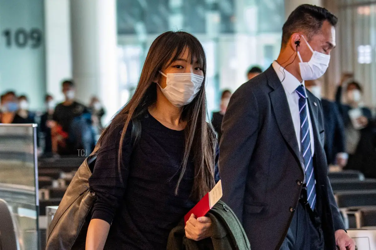 L'ex principessa giapponese Mako Komuro, la figlia maggiore del Principe Akishino e della Principessa Kiko, si reca al gate di partenza per il suo volo per New York con suo marito Kei Komuro all'aeroporto internazionale di Haneda a Tokyo il 14 novembre 2021