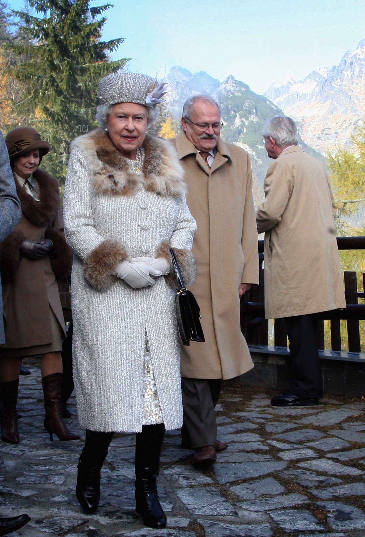 La regina Elisabetta II e il presidente della Slovacchia Ivan Gasparovic visitano il comprensorio sciistico Hrebienok durante il secondo giorno di un tour della Slovacchia il 24 ottobre 2008 a Bratislava, Slovacchia