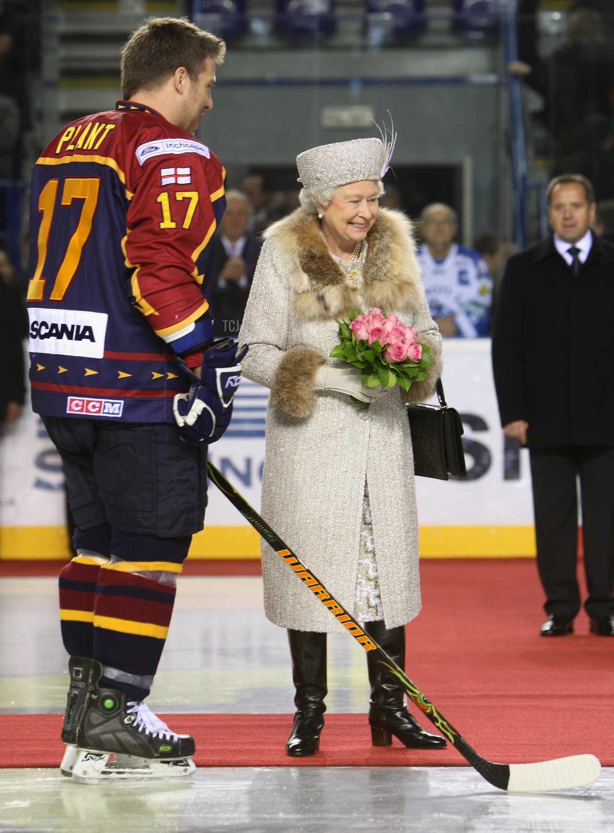 La regina Elisabetta II ride mentre parla con un giocatore prima di una partita di hockey su ghiaccio tra Aqua City Poprad e Guildford Flames allo stadio di hockey su ghiaccio il 24 ottobre 2008 a Bratislava, Slovacchia