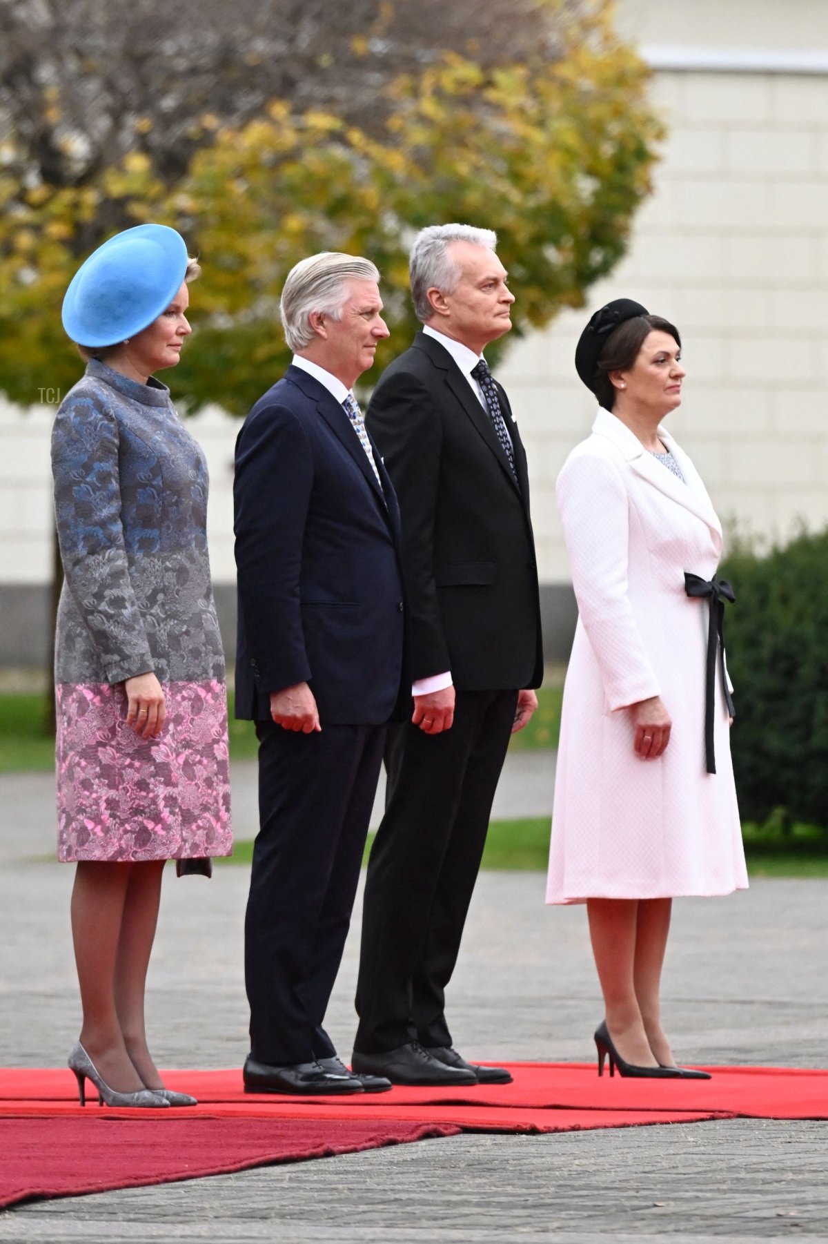 La regina Mathilde del Belgio, il re Filippo - Filippo del Belgio, il presidente lituano Gitanas Nauseda e Diana Nausediene, moglie del presidente lituano Gitanas Nauseda, ritratti durante il benvenuto ufficiale al palazzo presidenziale nel primo giorno della visita di stato ufficiale della coppia reale belga nella Repubblica di Lituania, lunedì 24 ottobre 2022, a Vilnius