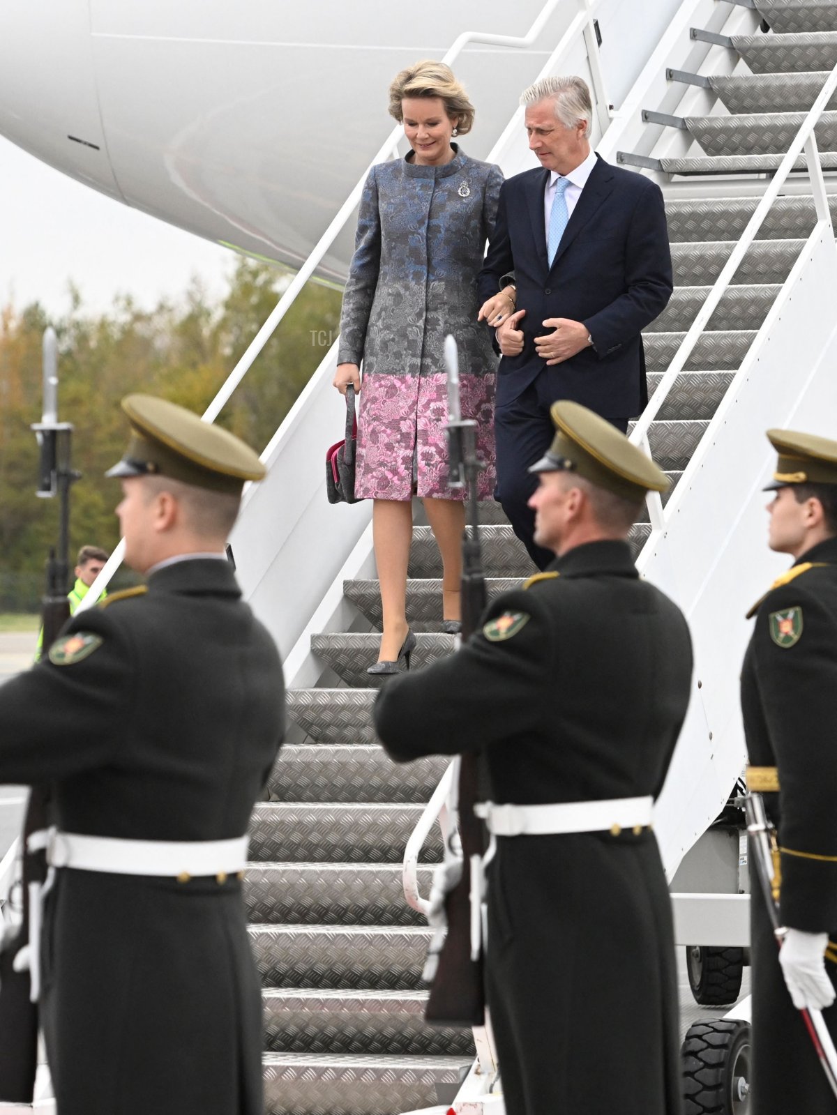 La regina Mathilde del Belgio e il re Filippo - Filippo del Belgio arrivano all'aeroporto di Vilnius per la visita di stato ufficiale della coppia reale belga nella Repubblica di Lituania, lunedì 24 ottobre 2022, a Vilnius