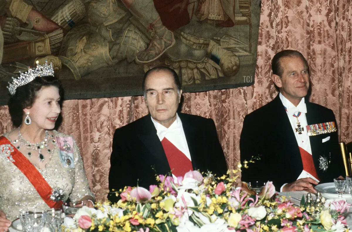 La Regina Elisabetta II e suo marito il Duca di Edimburgo partecipano a un banchetto ufficiale in onore di François Mitterrand, presso l'ambasciata francese a Londra, 25 ottobre 1984, durante la visita di Stato del Presidente francese nel Regno Unito