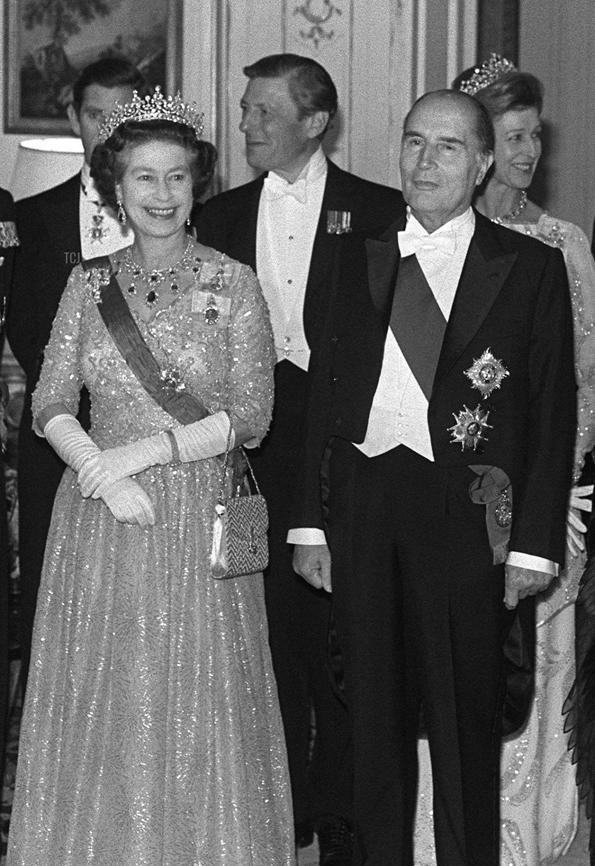 Il Presidente francese Francois Mitterrand (C), sua moglie Danielle e la Regina Elisabetta II arrivano presso la residenza dell'Ambasciatore francese a Londra, 25 ottobre 1984, dove il Presidente ha tenuto un banchetto di stato in onore della Regina