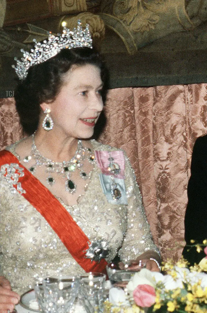 La Regina Elisabetta II e suo marito il Duca di Edimburgo partecipano a un banchetto ufficiale in onore di François Mitterrand, presso l'ambasciata francese a Londra, 25 ottobre 1984, durante la visita di Stato del Presidente francese nel Regno Unito