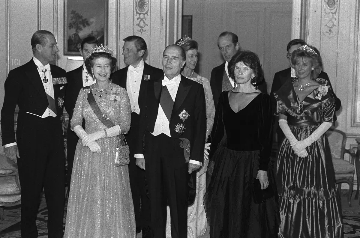 Il Presidente francese Francois Mitterrand (C), sua moglie Danielle e la Regina Elisabetta II arrivano presso la residenza dell'Ambasciatore francese a Londra, 25 ottobre 1984, dove il Presidente ha tenuto un banchetto di stato in onore della Regina