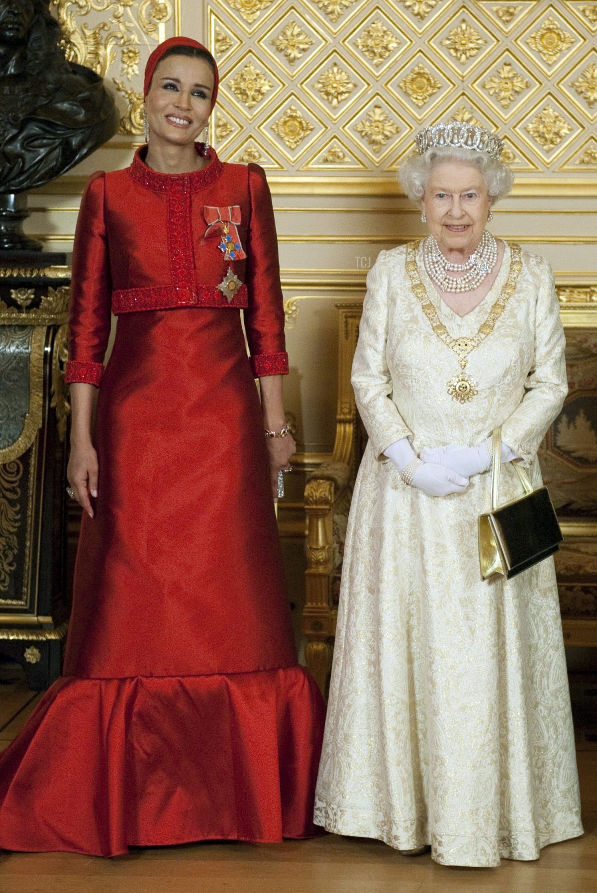 La Regina Elisabetta II (D) posa con la Sheikha Mozah bint Nasser Al Missned, moglie dell'Emiro del Qatar Sheikh Hamad bin Khalifa al Thani, prima di un banchetto tenutosi durante la loro visita di stato al Castello di Windsor il 26 ottobre 2010 nel Regno Unito