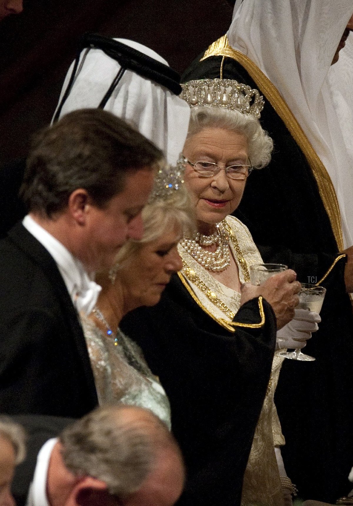 La Regina Elisabetta II (D) brinda con l'Emiro del Qatar Sheikh Hamad bin Khalifa al-Thani (alla destra della Regina) prima di un banchetto nella St George's Hall del Castello di Windsor tenutosi durante la loro visita di stato il 26 ottobre 2010 nel Regno Unito