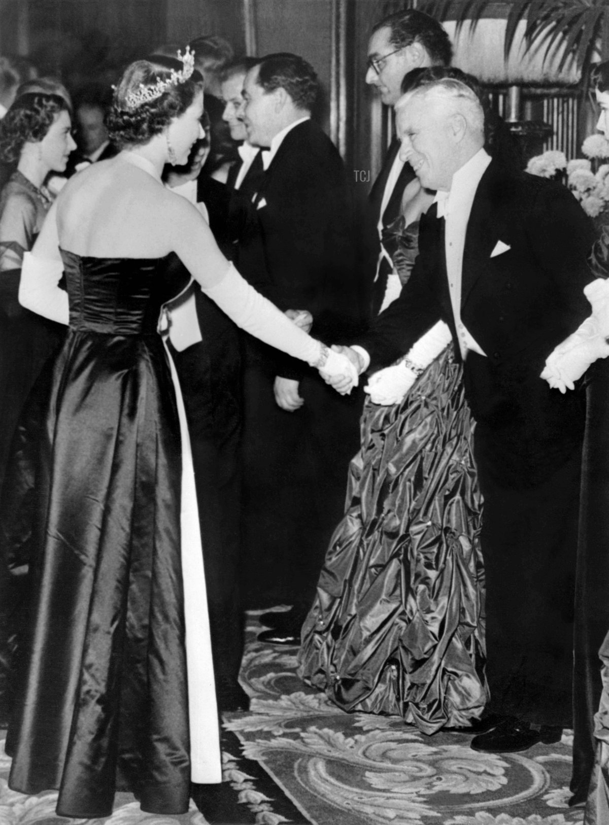 L'attore britannico Charlie Chaplin stringe la mano alla regina Elisabetta II il 27 ottobre 1952