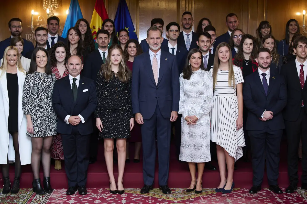 La Principessa delle Asturie, il Re Felipe VI di Spagna, la Regina Letizia di Spagna e la Principessa Sofia di Spagna partecipano a vari incontri dei premi 'Principe delle Asturie' 2022 presso l'Hotel Reconquista il 28 ottobre 2022 in Oviedo, Spagna