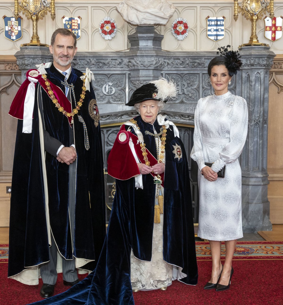 La Regina Elisabetta II (C) con il Re Felipe VI di Spagna (L) e la Regina Letizia di Spagna (R), dopo che il re è stato investito come Cavaliere Supernumerario dell'Ordine della Giarrettiera, prima della Cerimonia dell'Ordine della Giarrettiera presso la Cappella di San Giorgio a Windsor il 17 giugno 2019 in Windsor, Inghilterra