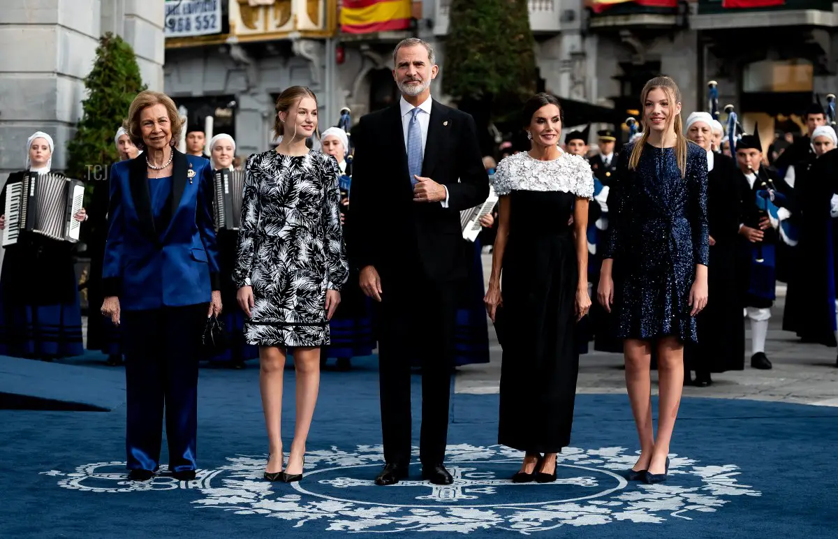 Il Re Felipe VI di Spagna, la Regina Letizia di Spagna, la Regina Sofia di Spagna, la Principessa Leonor di Spagna e la Principessa Sofia di Spagna arrivano ai Premi 'Princesa de Asturias' 2022 presso il Teatro Campoamor il 28 ottobre 2022 in Asturias, Spagna