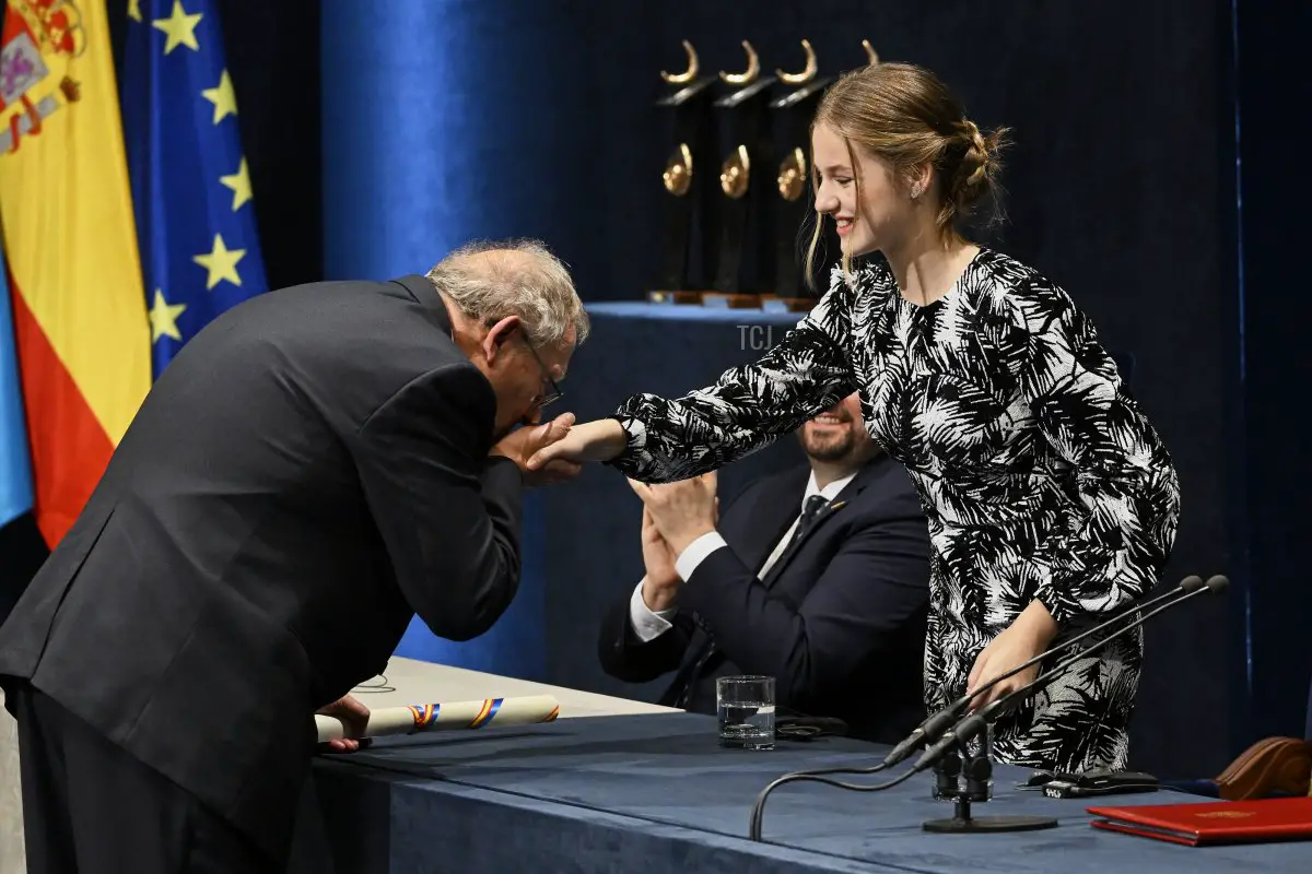 Il giornalista polacco Adam Michnik e la Principessa Leonor di Spagna partecipano alla cerimonia dei Premi 'Princesa De Asturias' 2022 presso l'Arena di Oviedo il 28 ottobre 2022 in Oviedo, Spagna