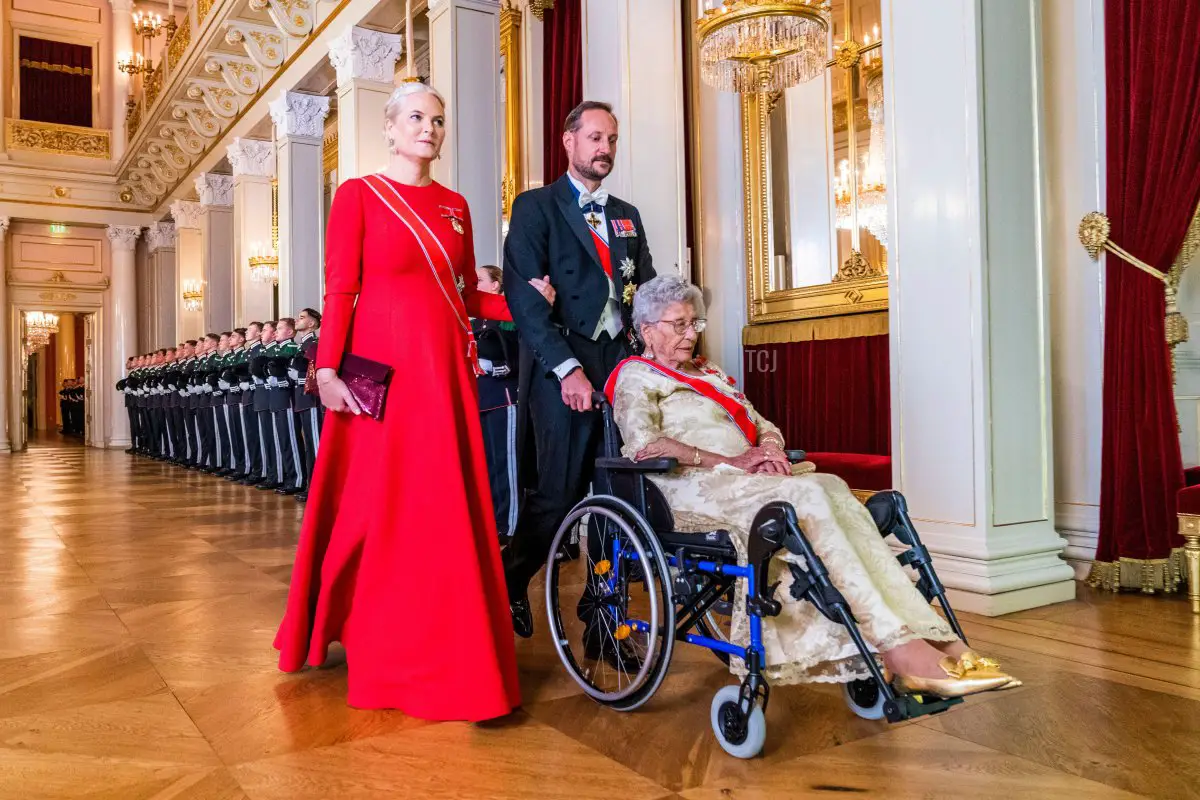 La Principessa Ereditaria Mette-Marit, il Principe Ereditaria Haakon e la Principessa Astrid in cammino verso la cena di gala presso il Palazzo giovedì sera