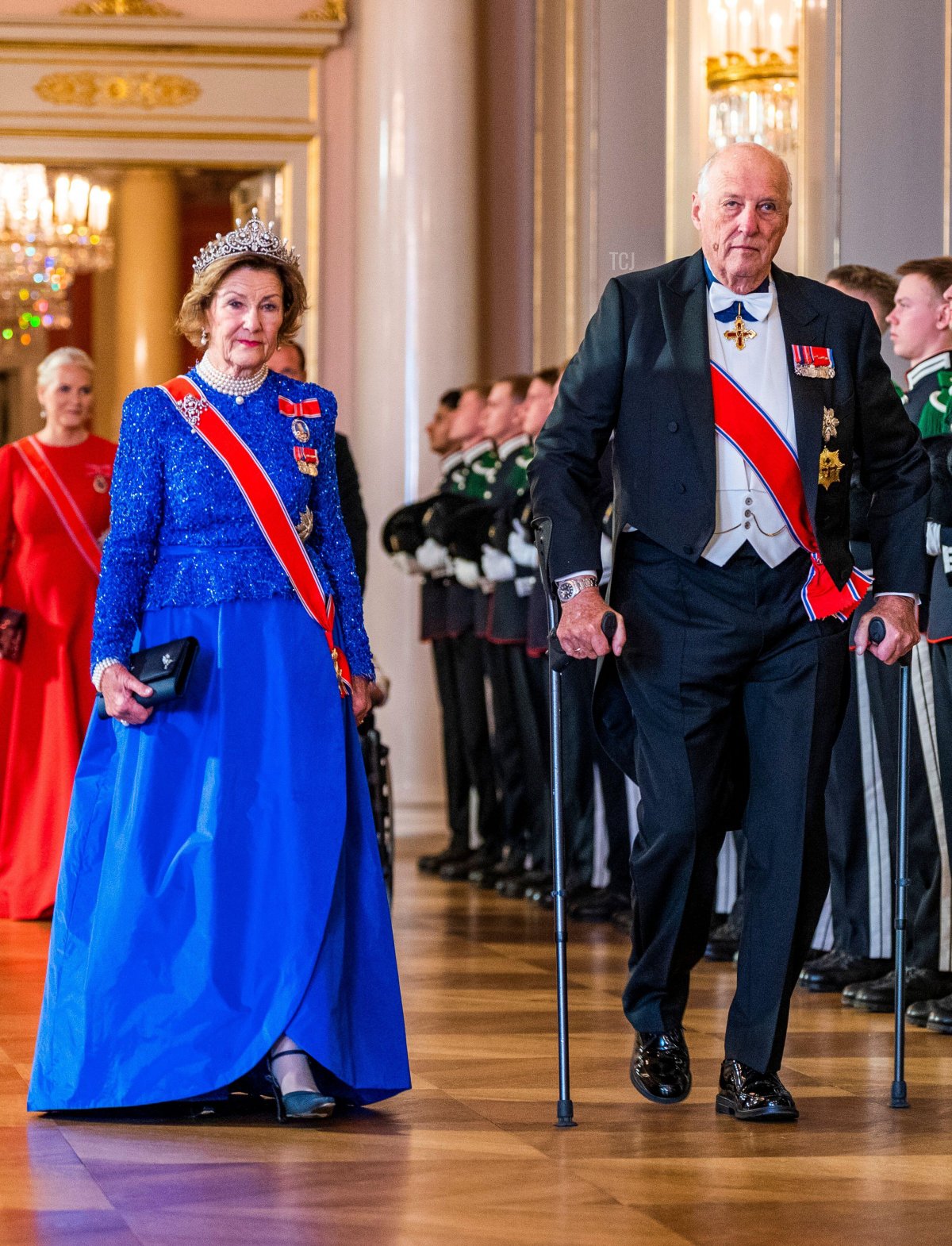 La Regina Sonja e il Re Harald durante il percorso verso la cena di gala al Palazzo giovedì sera